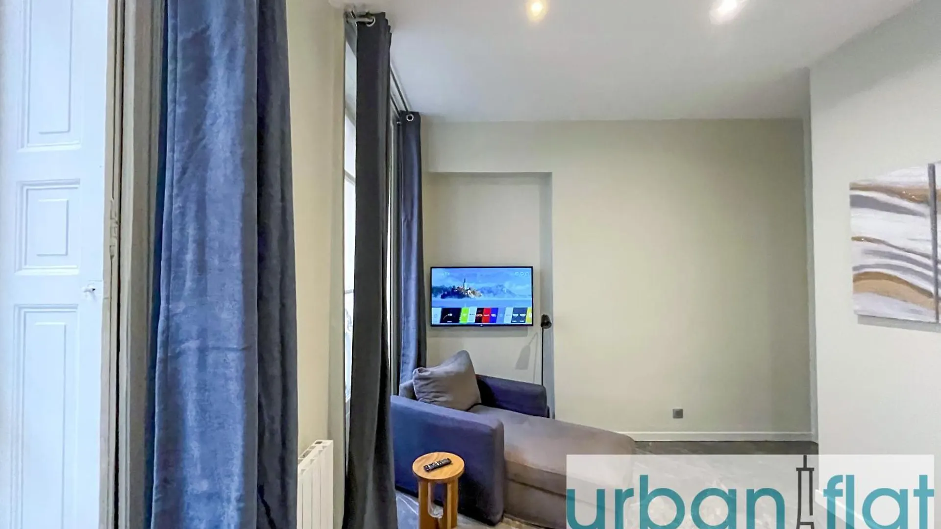 Urban Flat 63 - Beautiful 3 Bedroom Flat Champs-Elysees Paris France